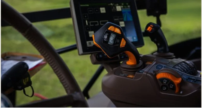 Bedienterminal und Joystick für Precision Farming in der Traktorkabine