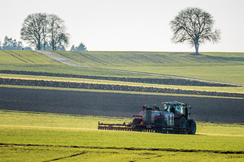 Traktor bei der Bodenbearbeitung auf einem Feld