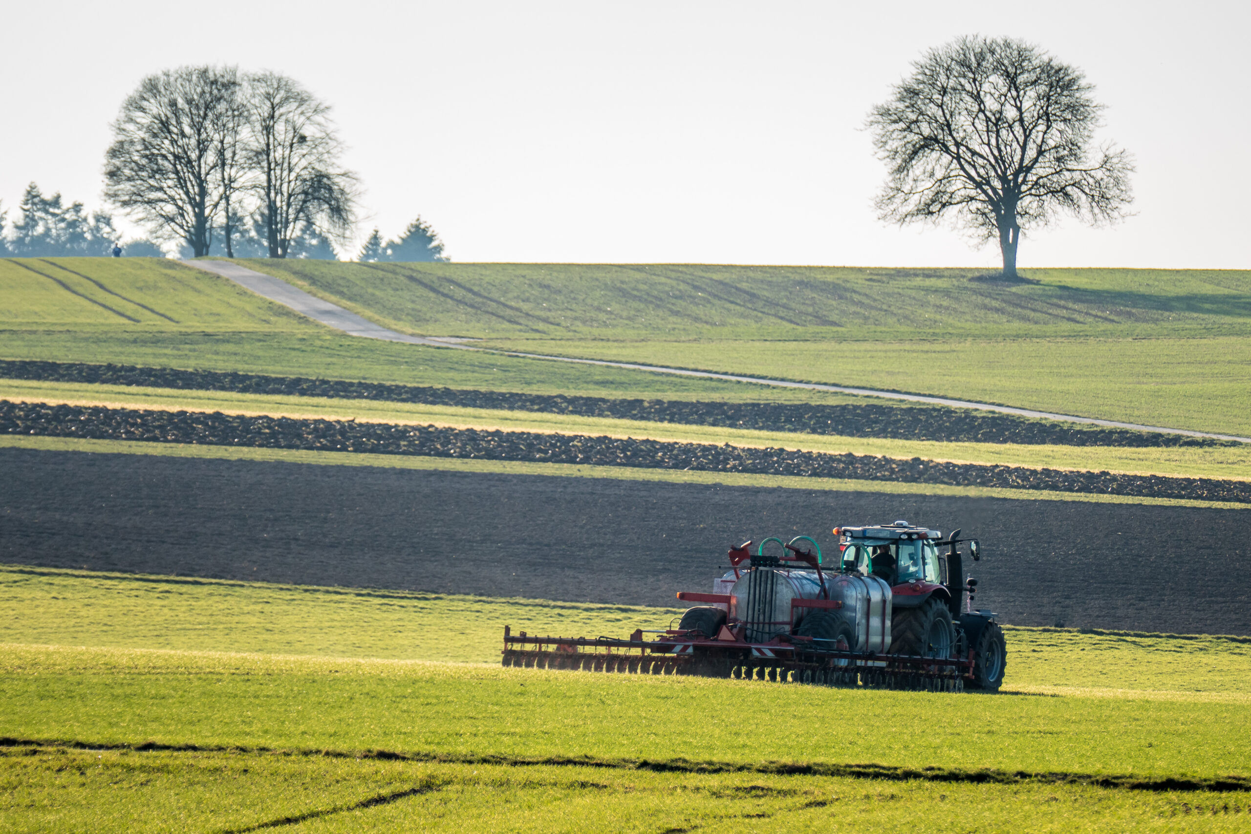 Traktor bei der Bodenbearbeitung auf einem Feld